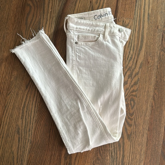 Calvin Klein Denim - Calvin Klein white distressed skinny ankle jeans - size 2